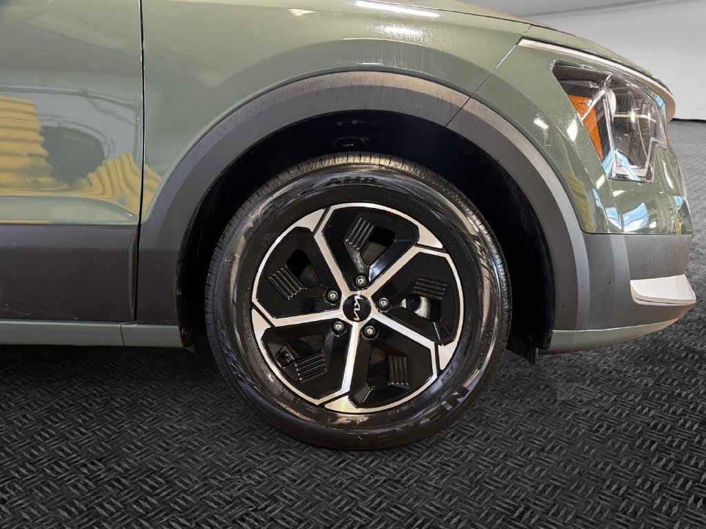 Used 2024 Kia Niro EX FWD image 11