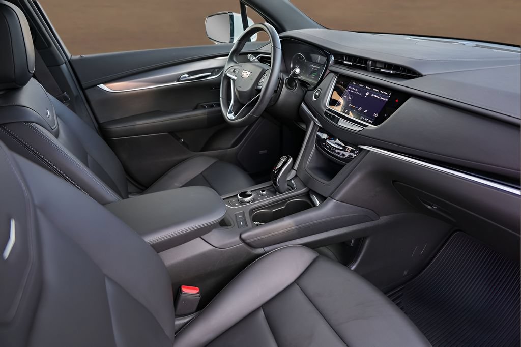 Used 2025 Cadillac XT6 Luxury w/ LPO, Bronce Accent Package FWD image 30