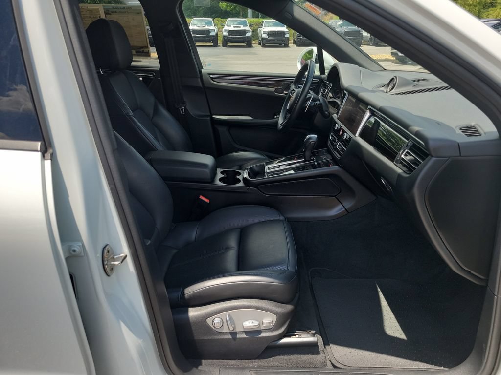 Used 2024 Porsche Macan Turbo AWD/4WD image 35