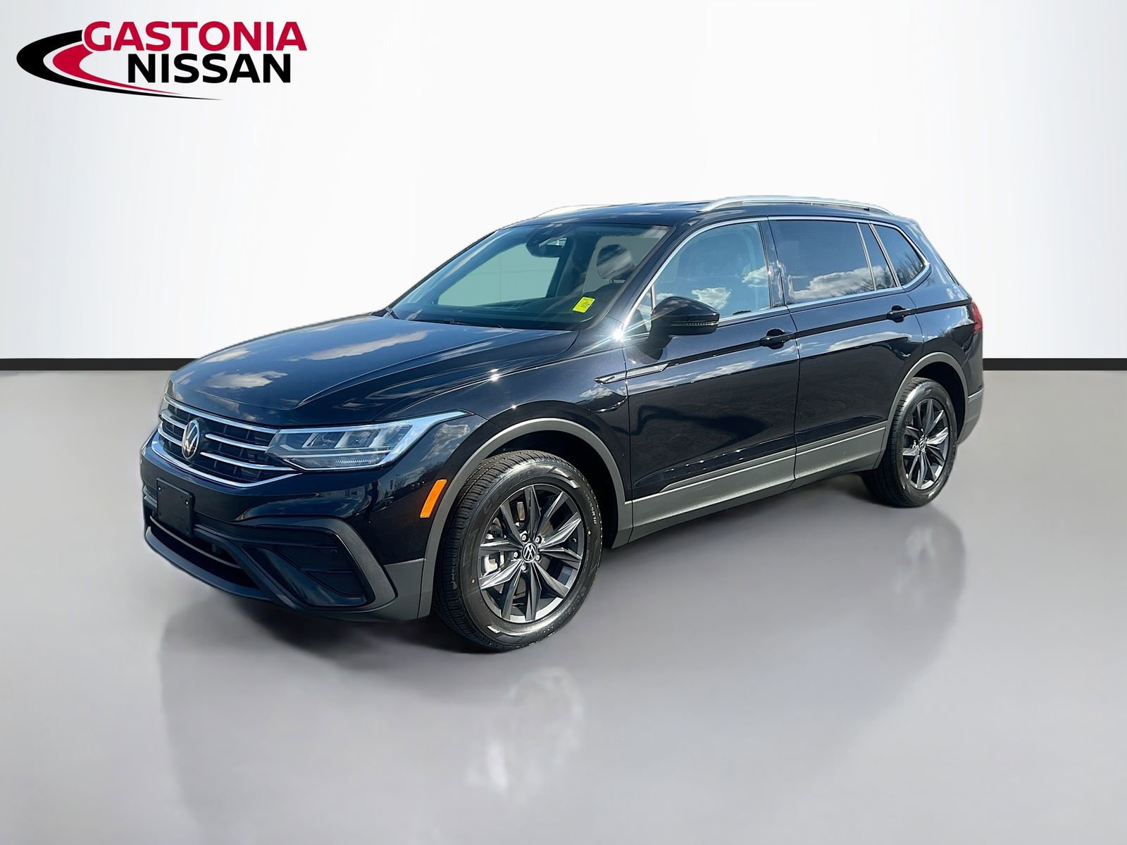 Used 2024 Volkswagen Tiguan SE image 3