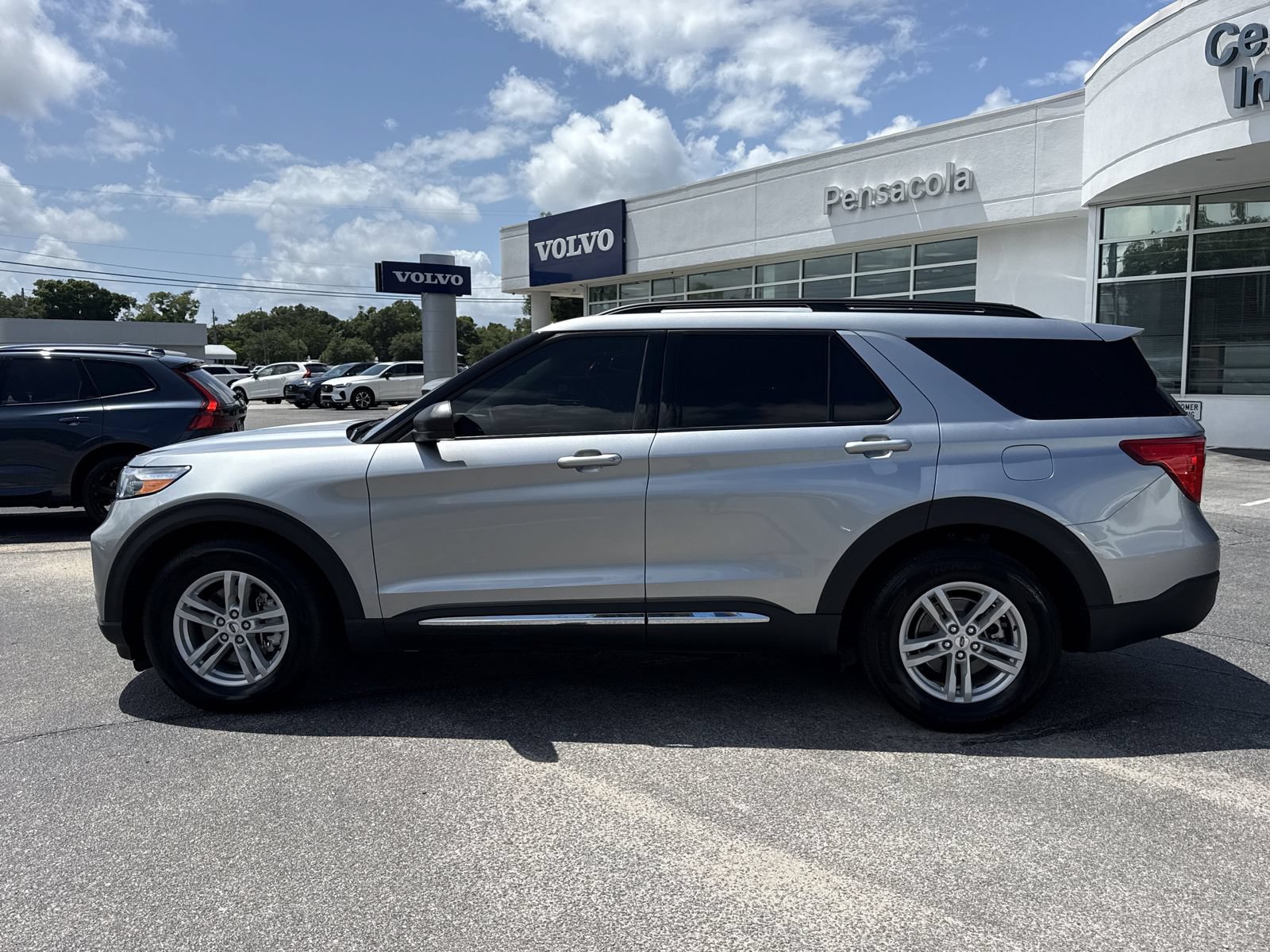 Used 2024 Ford Explorer XLT w/ Equipment Group 202A RWD image 2