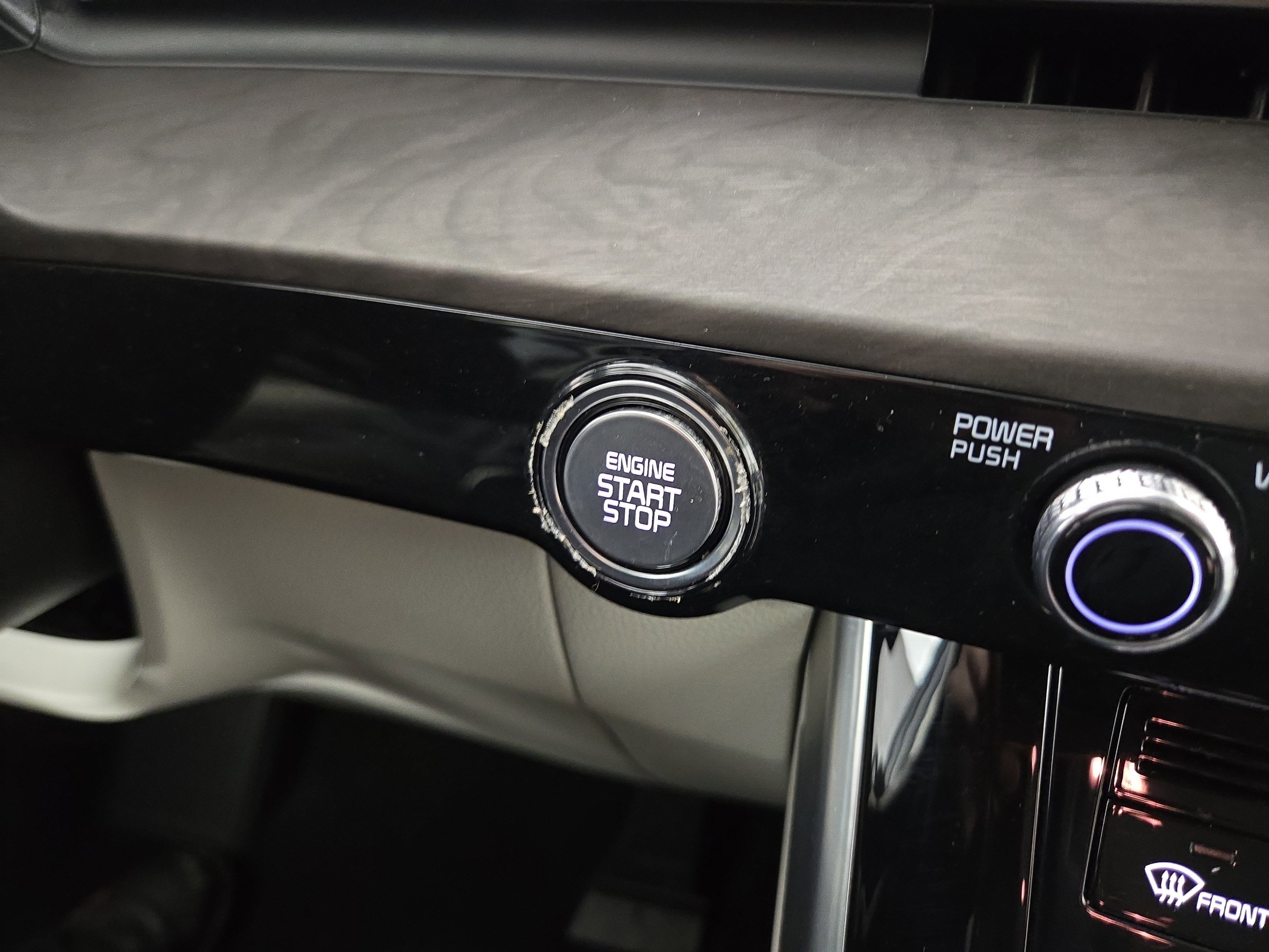 Used 2024 Kia Carnival EX image 27