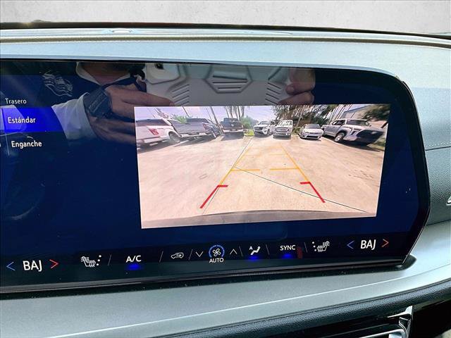 Used 2025 Chevrolet Traverse LT FWD image 23