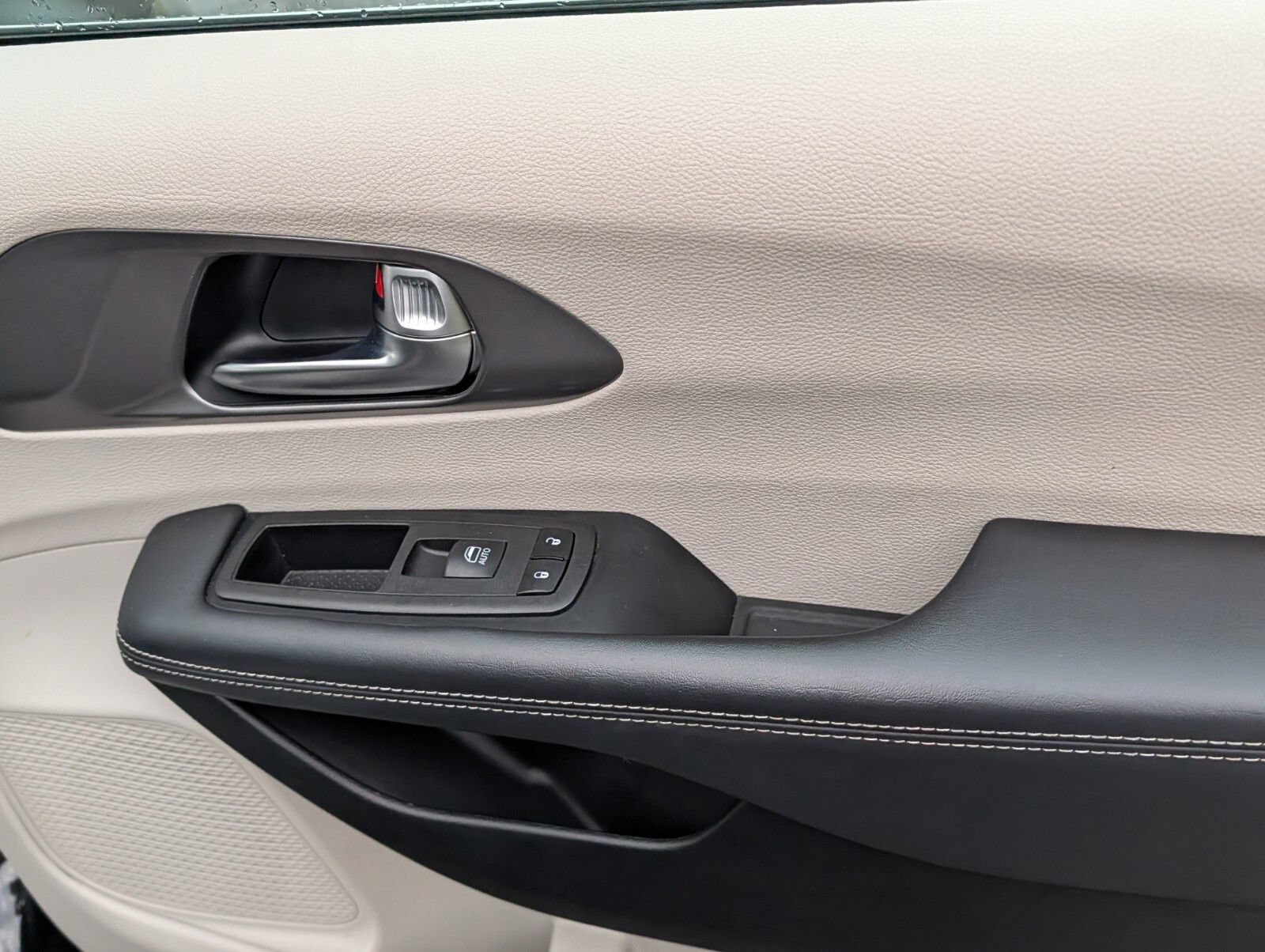 Used 2023 Chrysler Pacifica Touring-L FWD image 24