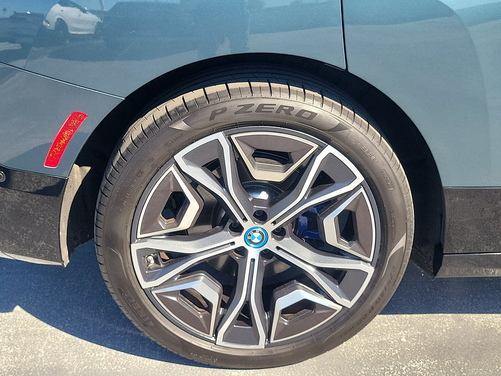 Used 2024 BMW iX xDrive50 w/ Sport Package AWD/4WD image 6