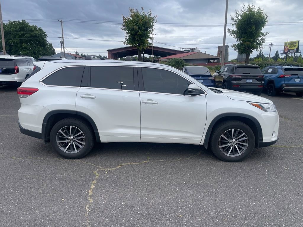 Used 2017 Toyota Highlander XLE AWD/4WD image 4