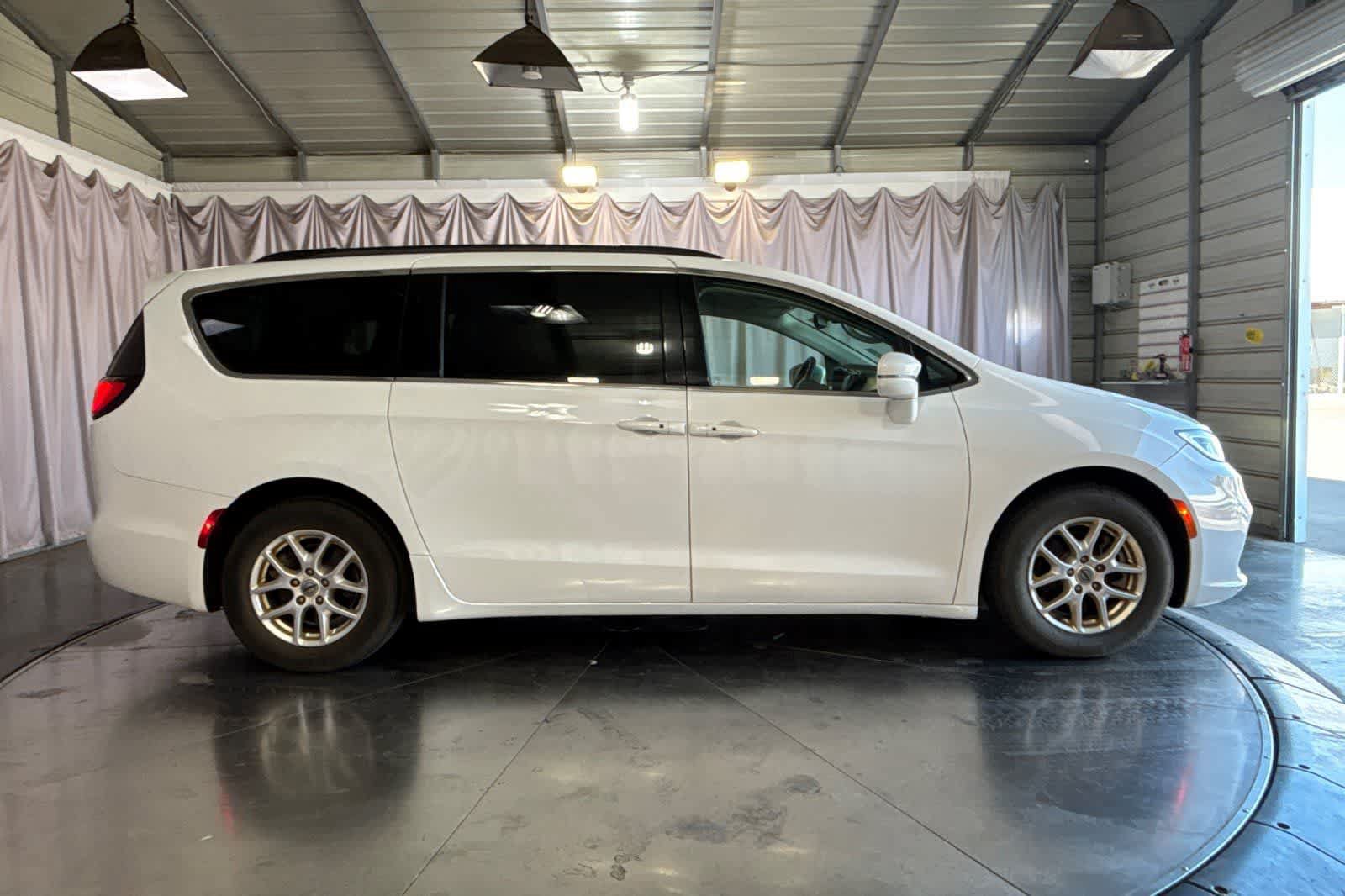 Used 2022 Chrysler Pacifica Touring-L FWD image 9
