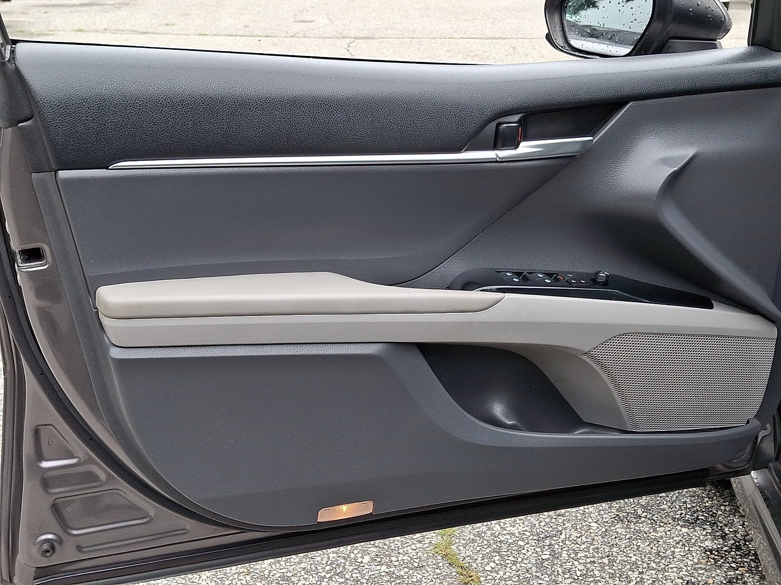 Used 2019 Toyota Camry SE FWD image 13