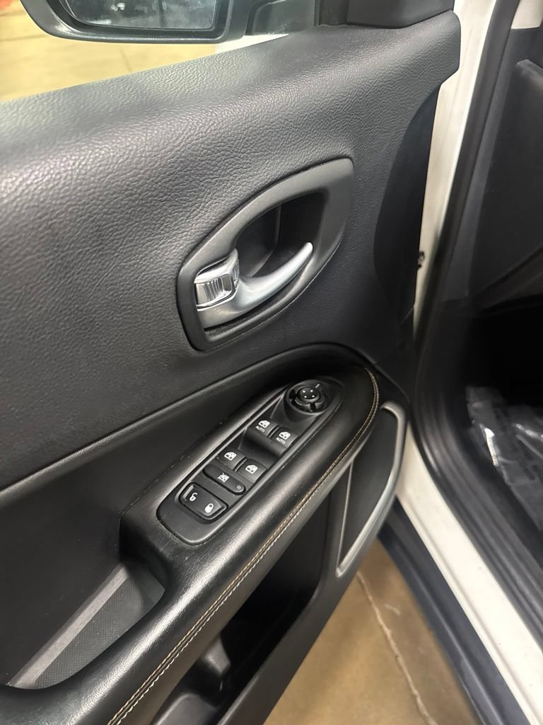 Used 2017 Jeep Compass Latitude w/ Popular Equipment Group AWD/4WD image 11