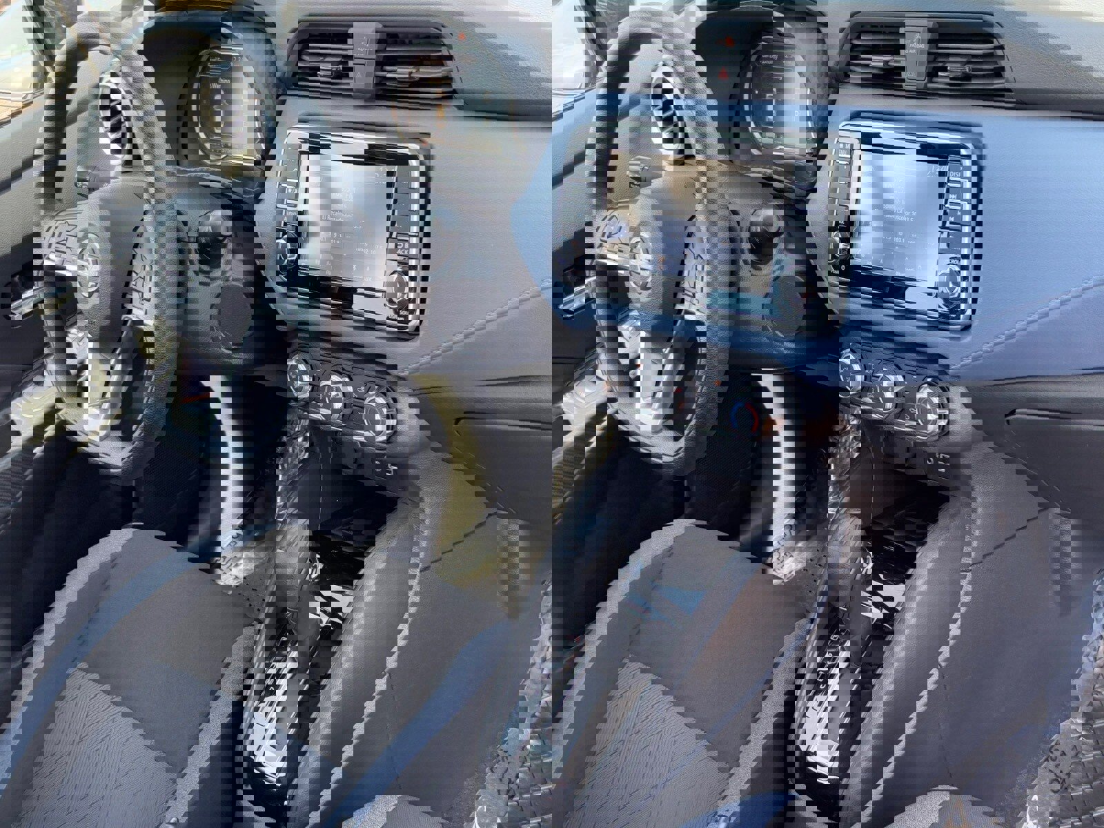 Used 2025 Nissan Versa SV image 9