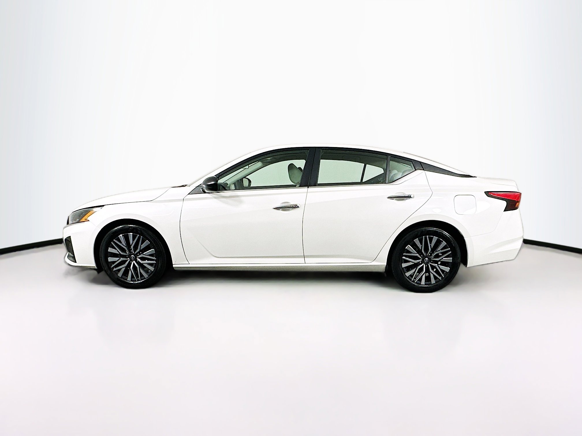 Used 2025 Nissan Altima 2.5 SV image 4