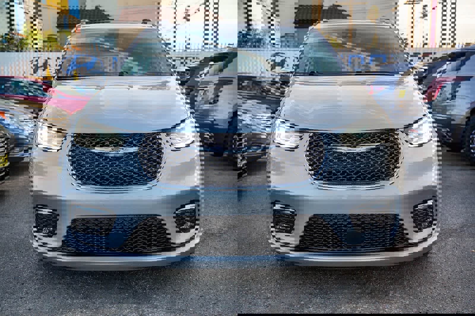 Used 2023 Chrysler Pacifica Limited image 2