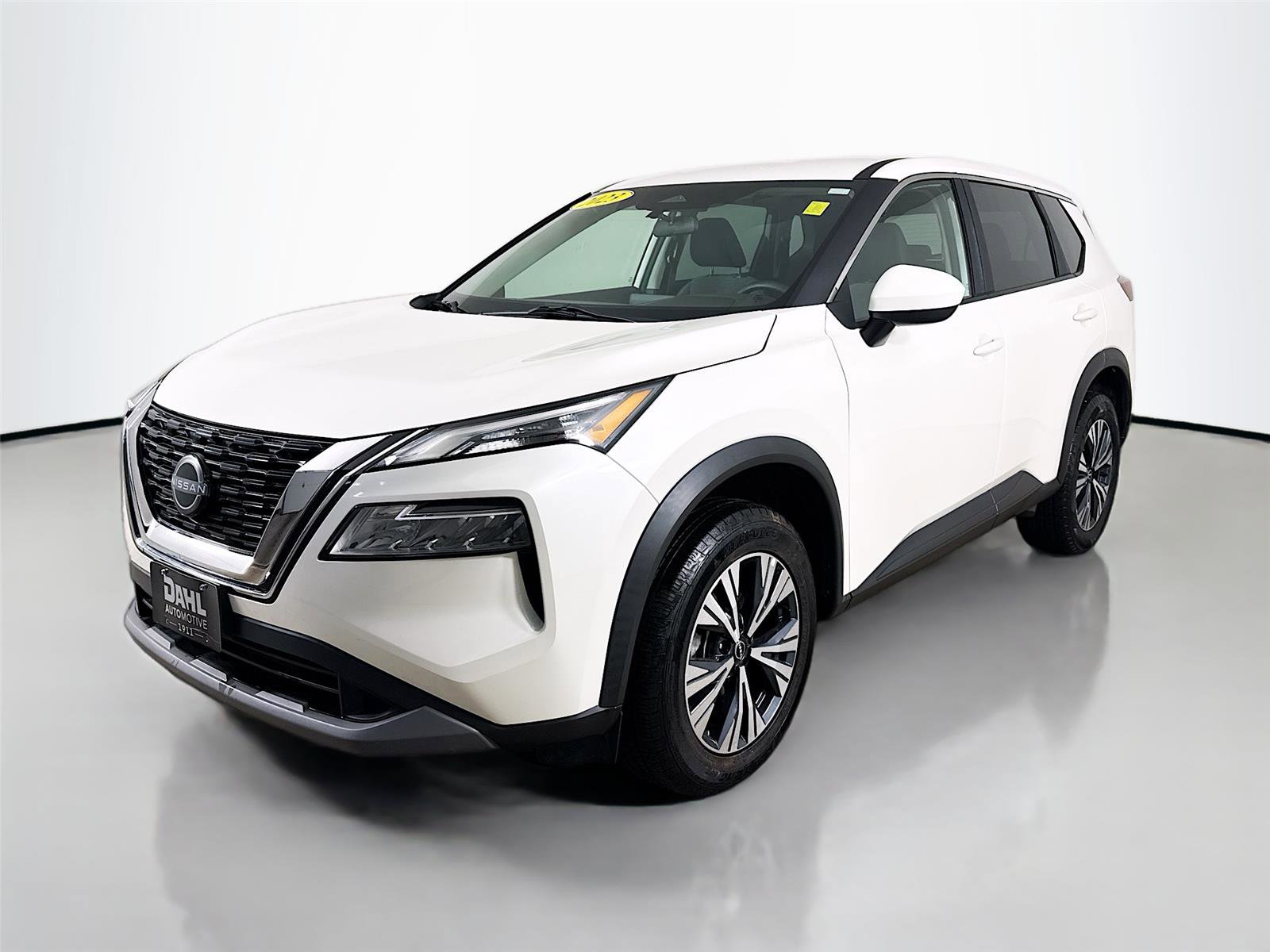 Used 2023 Nissan Rogue SV image 3