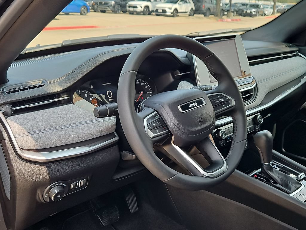 Used 2025 Jeep Compass Latitude AWD/4WD image 15