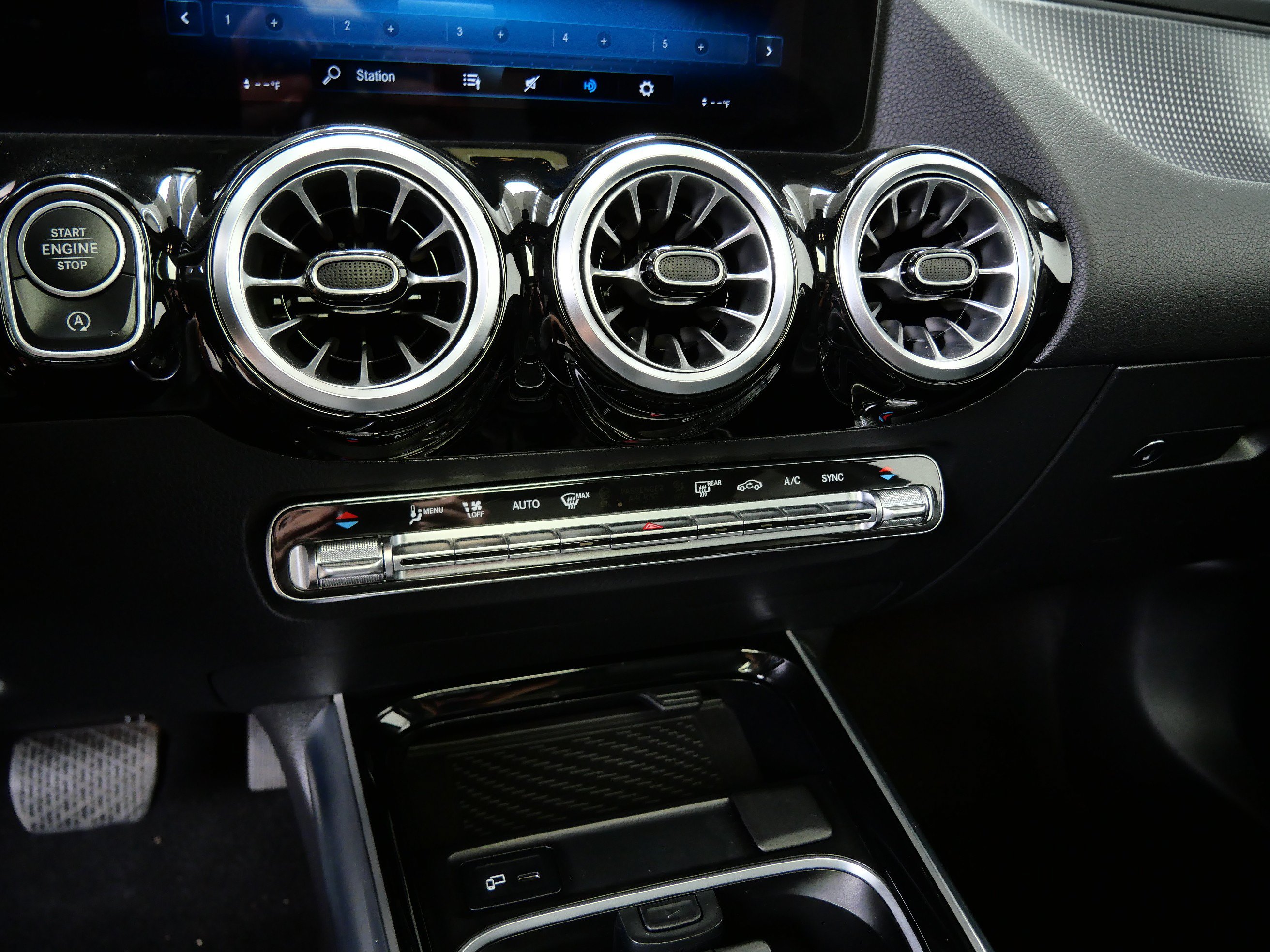 Used 2023 Mercedes-Benz GLA 250 4MATIC w/ Premium Package image 21