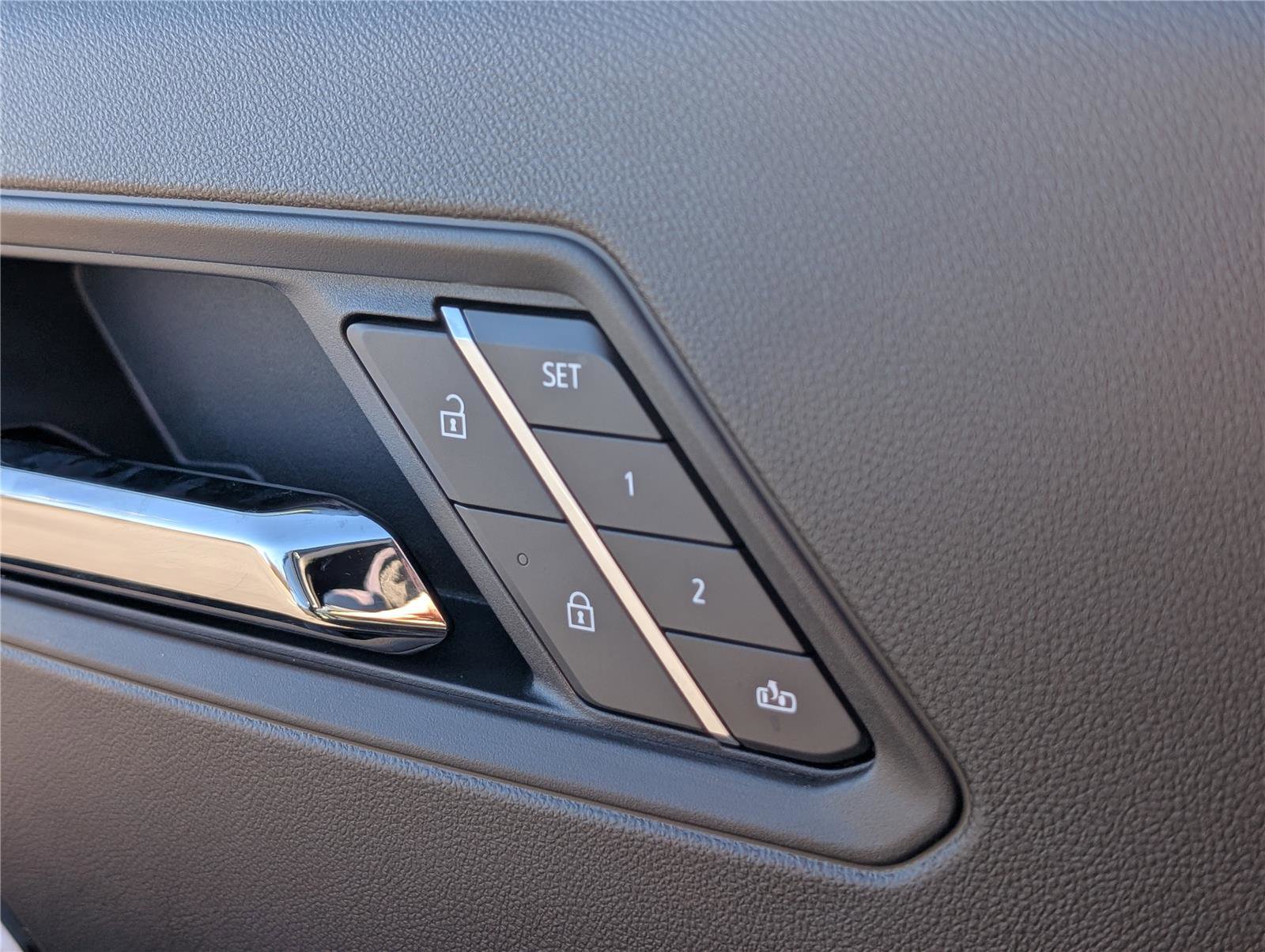 Used 2025 Chevrolet Colorado Z71 w/ Midnight Edition image 20