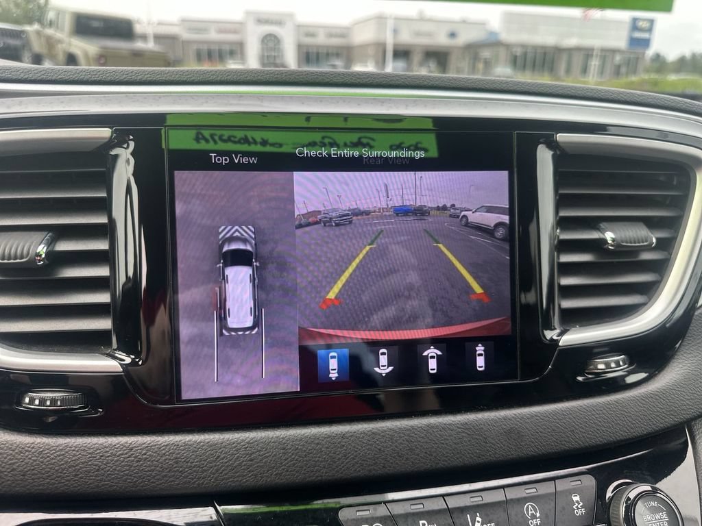Used 2020 Chrysler Pacifica Touring-L Plus w/ Advanced Safetytec Group FWD image 24