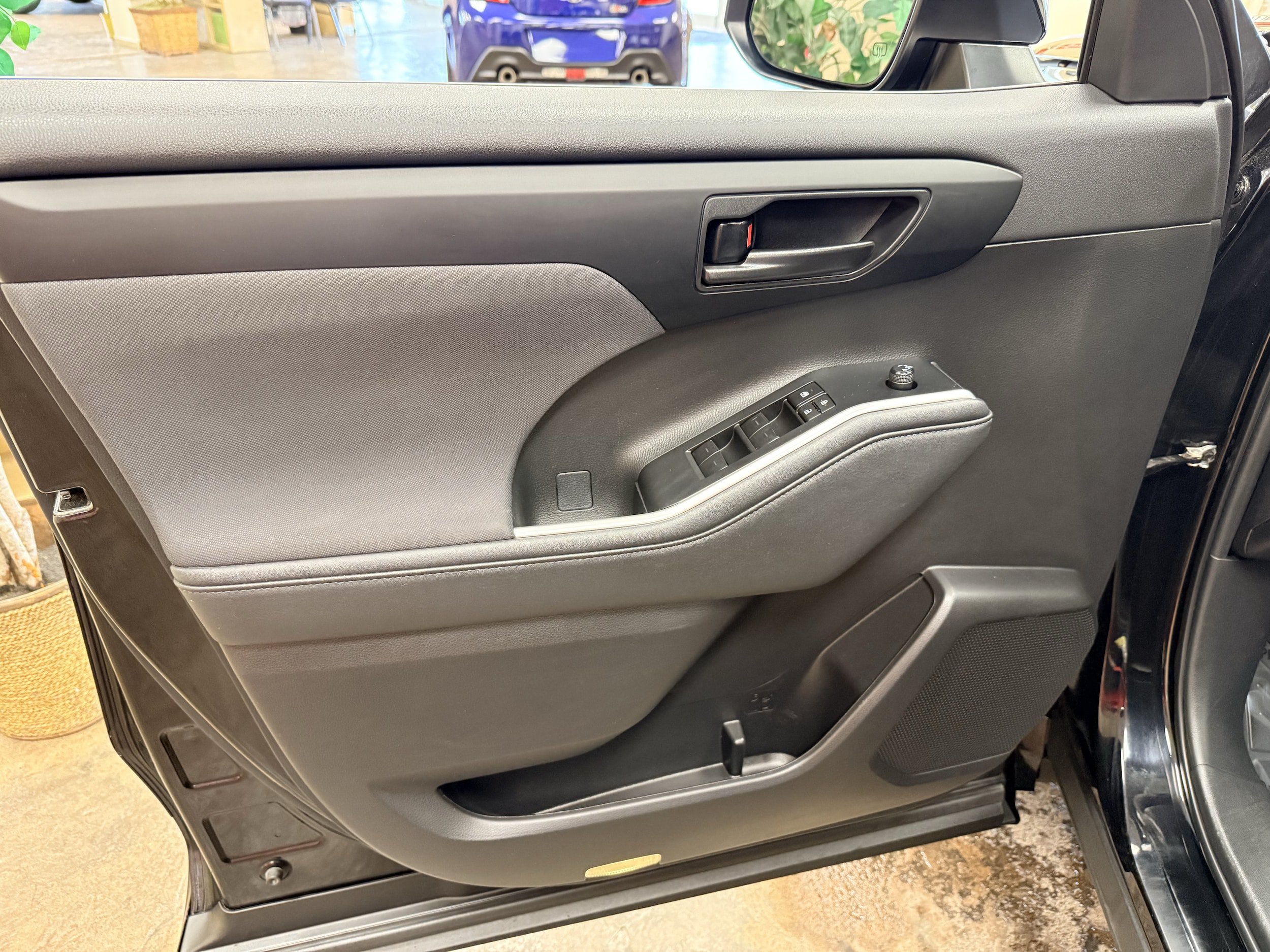 Used 2023 Toyota Highlander LE AWD/4WD image 8