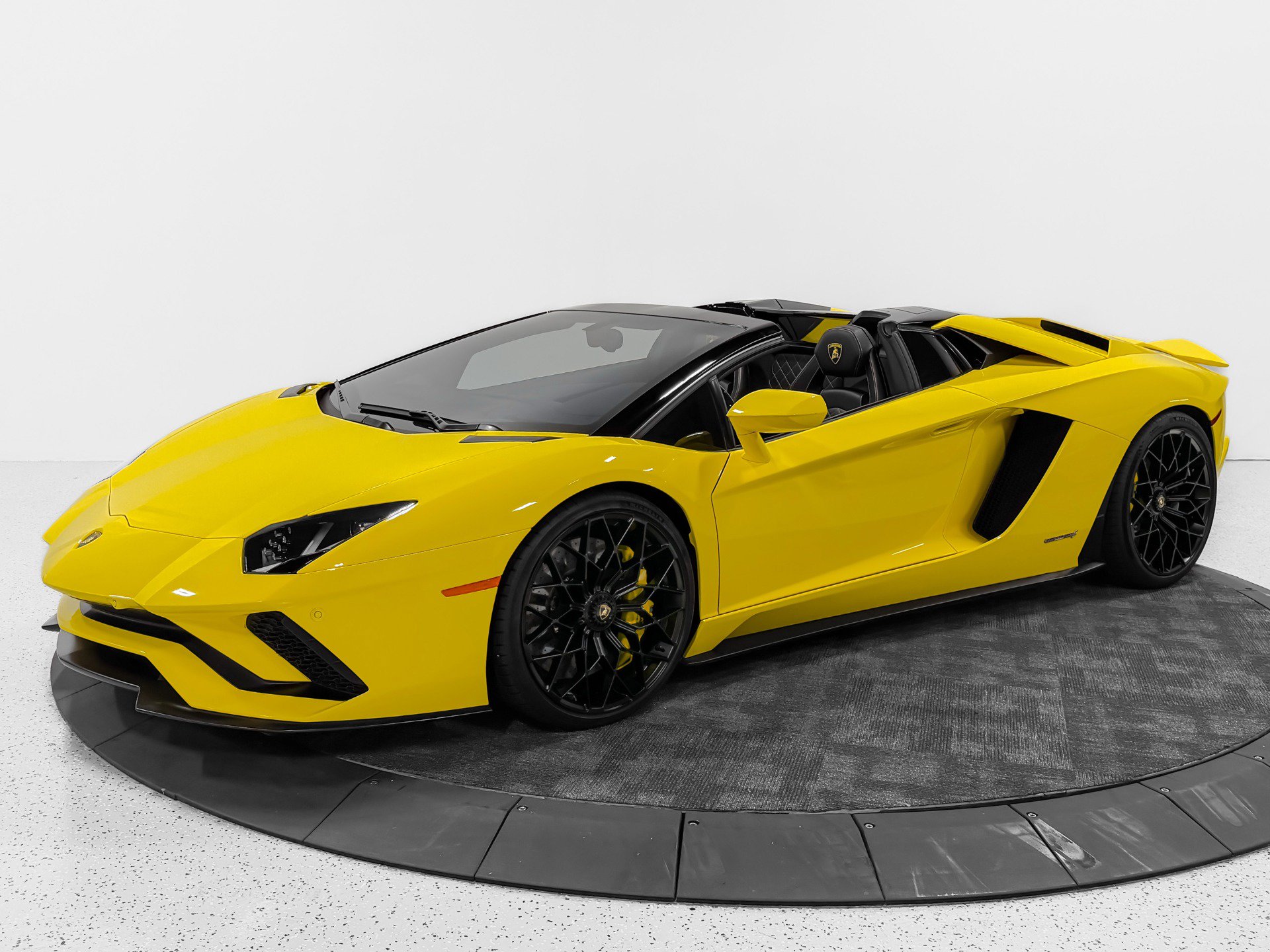 Used 2018 Lamborghini Aventador S AWD/4WD image 2