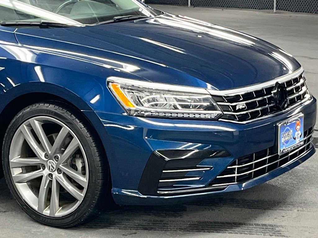 Used 2018 Volkswagen Passat 2.0T R-Line w/ R-Line Lighting Package FWD image 33