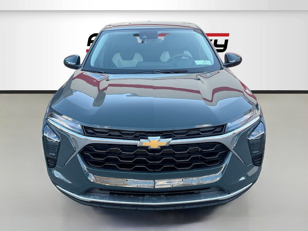 Used 2025 Chevrolet Trax LS w/ LS Convenience Package FWD image 2