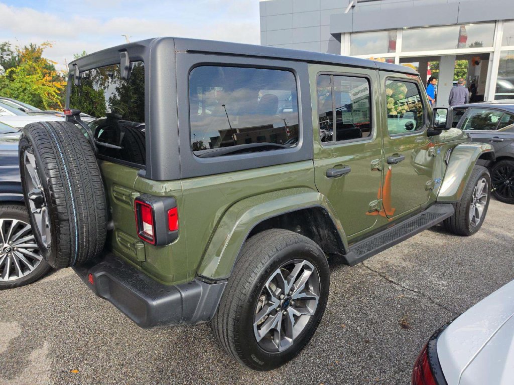 Used 2024 Jeep Wrangler Unlimited w/ Convenience Group AWD/4WD image 2