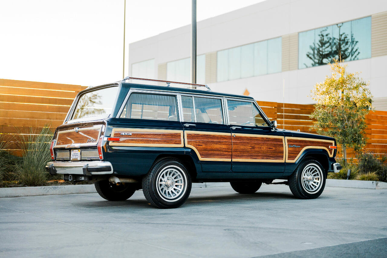 Used 1987 Jeep Grand Wagoneer image 9
