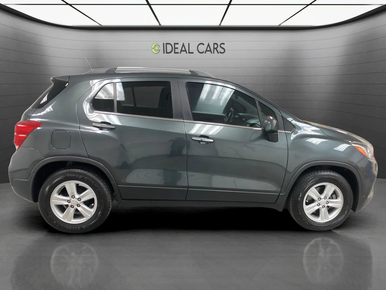 Used 2019 Chevrolet Trax LT w/ Driver Confidence Package FWD image 4