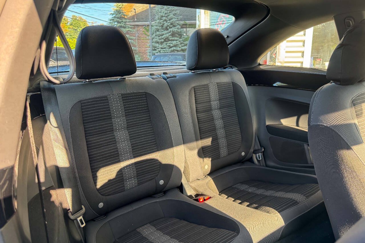 Used 2012 Volkswagen Beetle Launch Edition FWD image 13