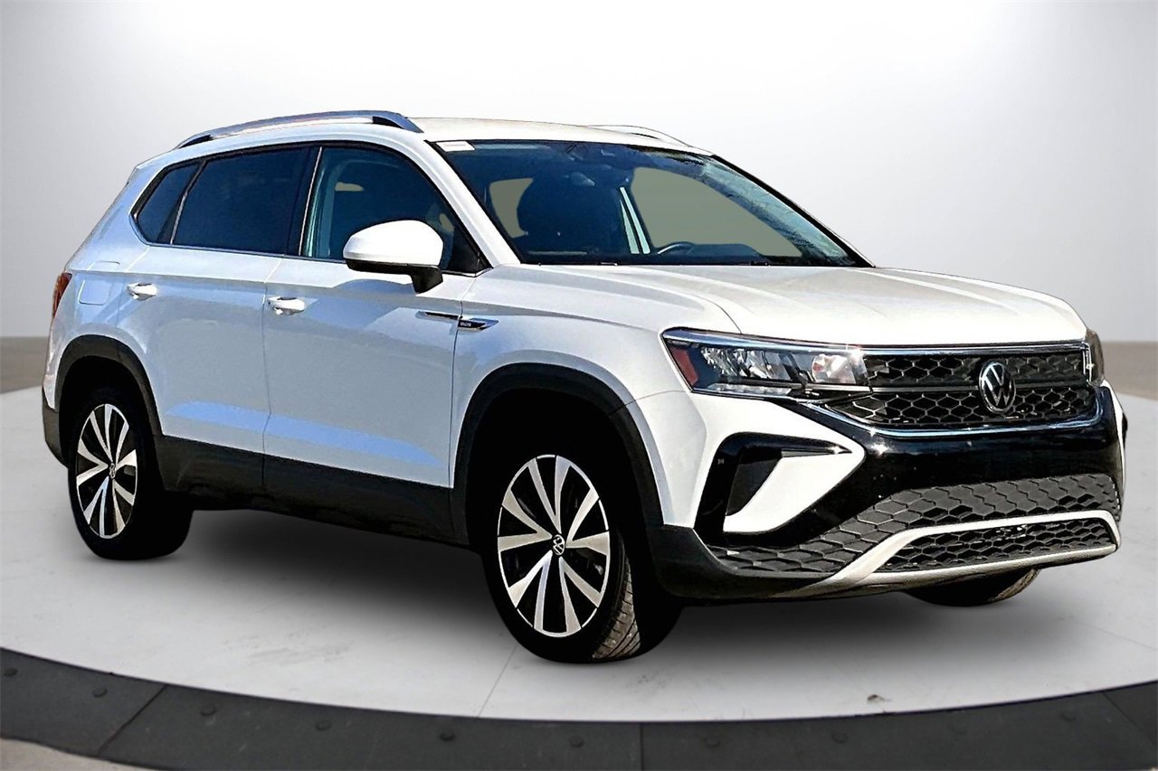 Used 2024 Volkswagen Taos SE image 2