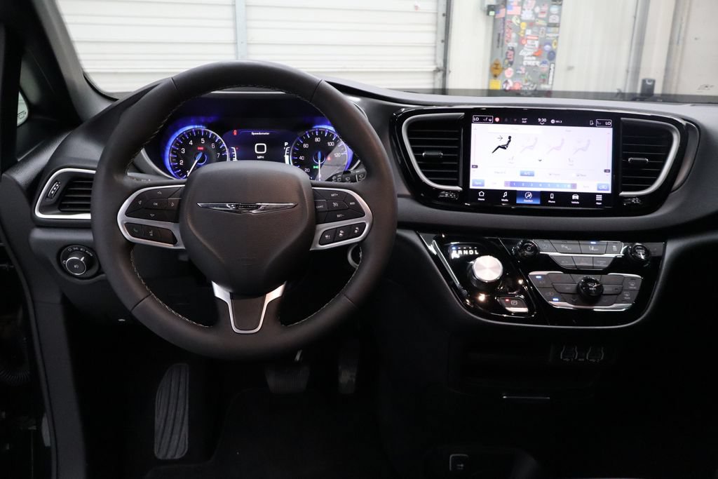 Used 2025 Chrysler Pacifica Select FWD image 18