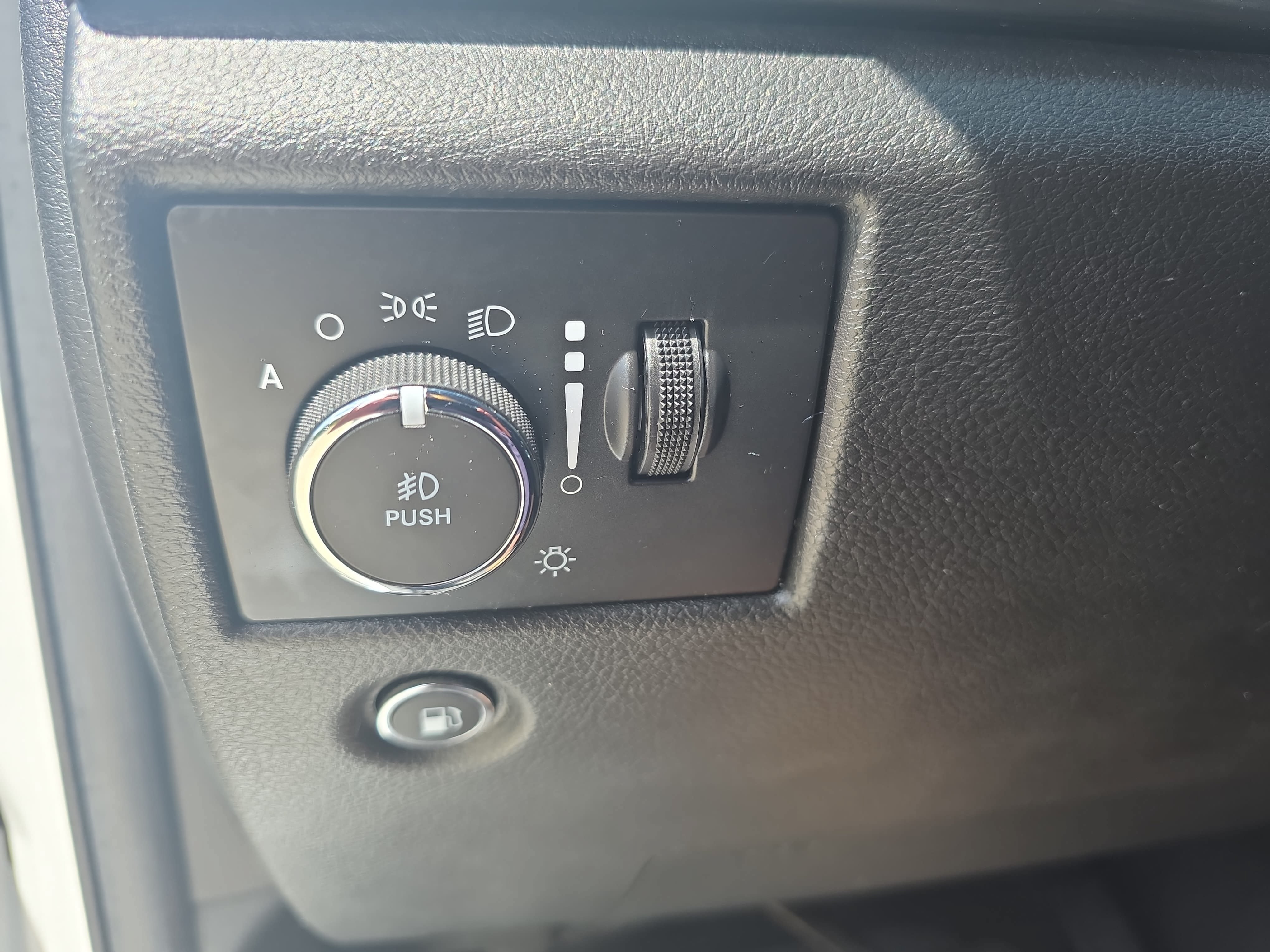Used 2020 Jeep Grand Cherokee Laredo w/ Laredo X Package AWD/4WD image 24