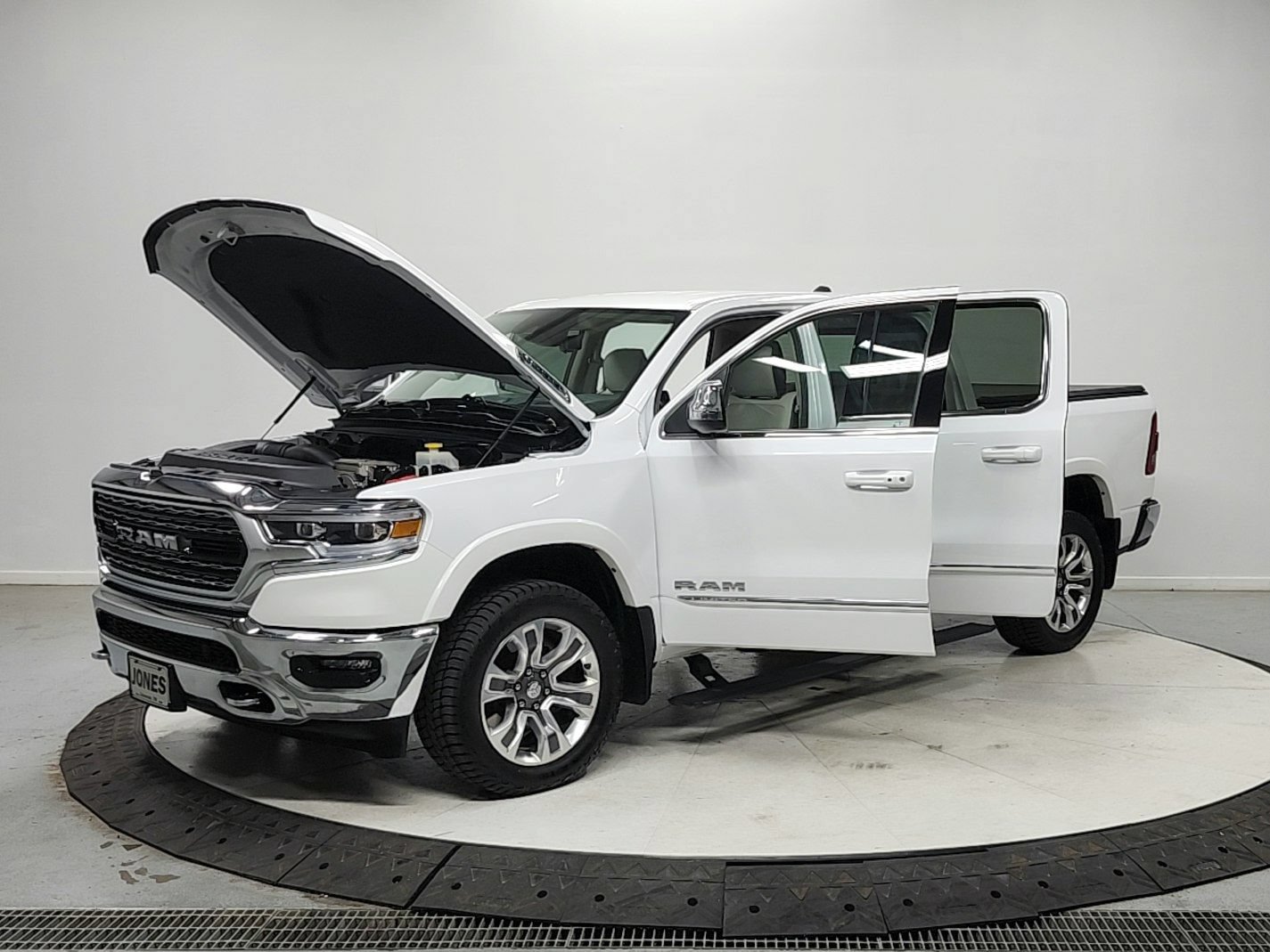 Used 2024 RAM 1500 Limited AWD/4WD image 11