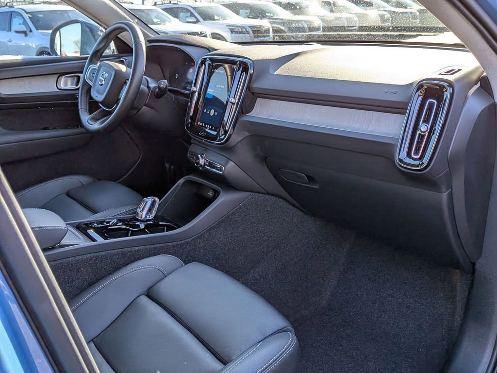 Used 2025 Volvo XC40 B5 Plus image 24