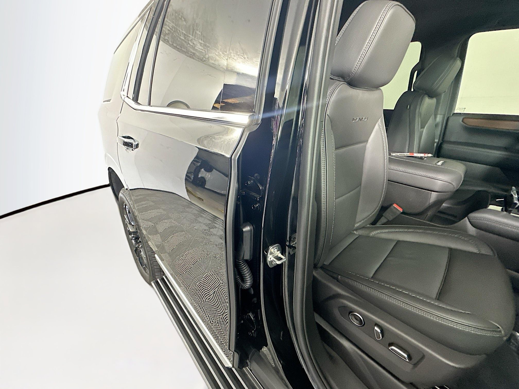 Used 2026 GMC Yukon Denali w/ Sun & Power Step Package AWD/4WD image 28