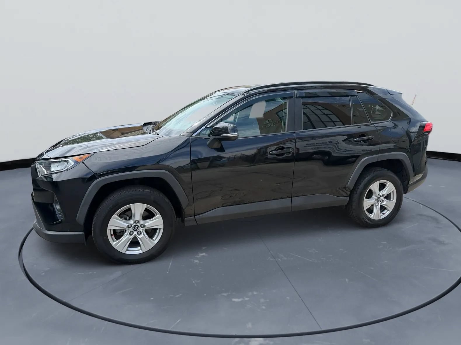 Used 2021 Toyota RAV4 XLE AWD/4WD image 2