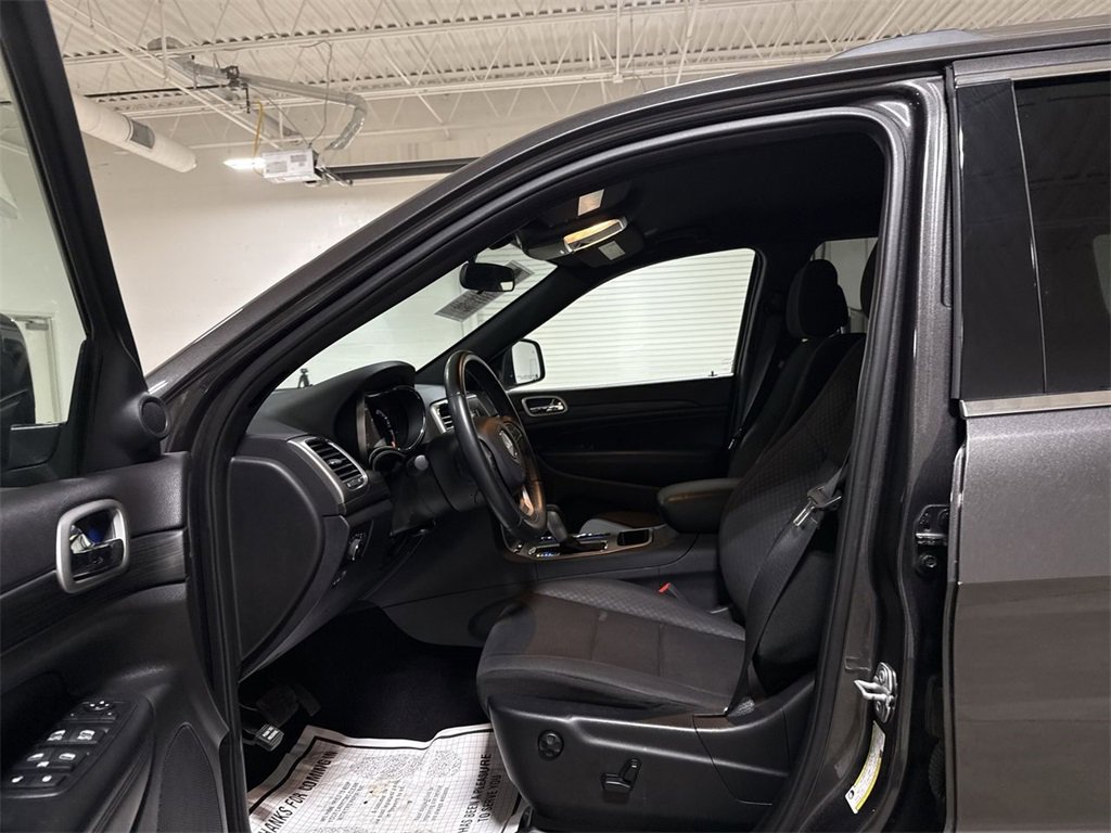 Used 2019 Jeep Grand Cherokee Laredo image 18