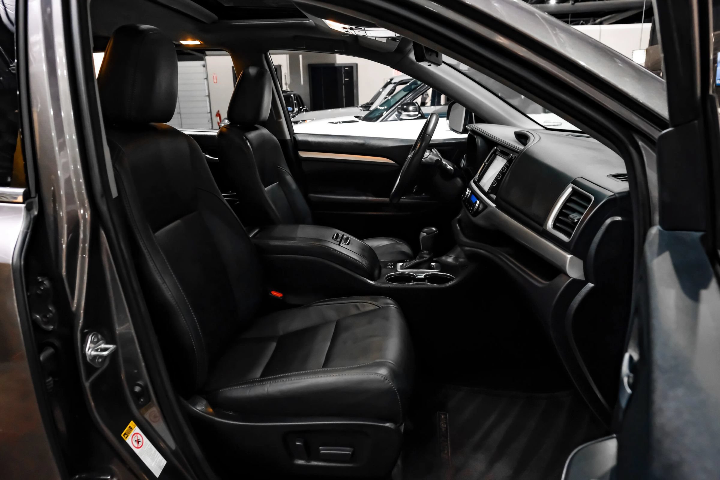 Used 2018 Toyota Highlander XLE FWD image 36
