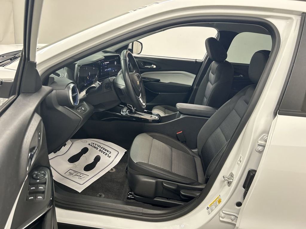 Certified 2024 Chevrolet Trax LT w/ Driver Confidence Package image 9