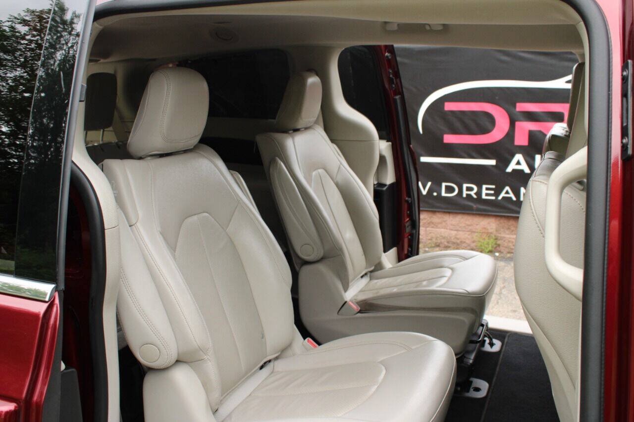 Used 2021 Chrysler Pacifica Touring-L FWD image 10