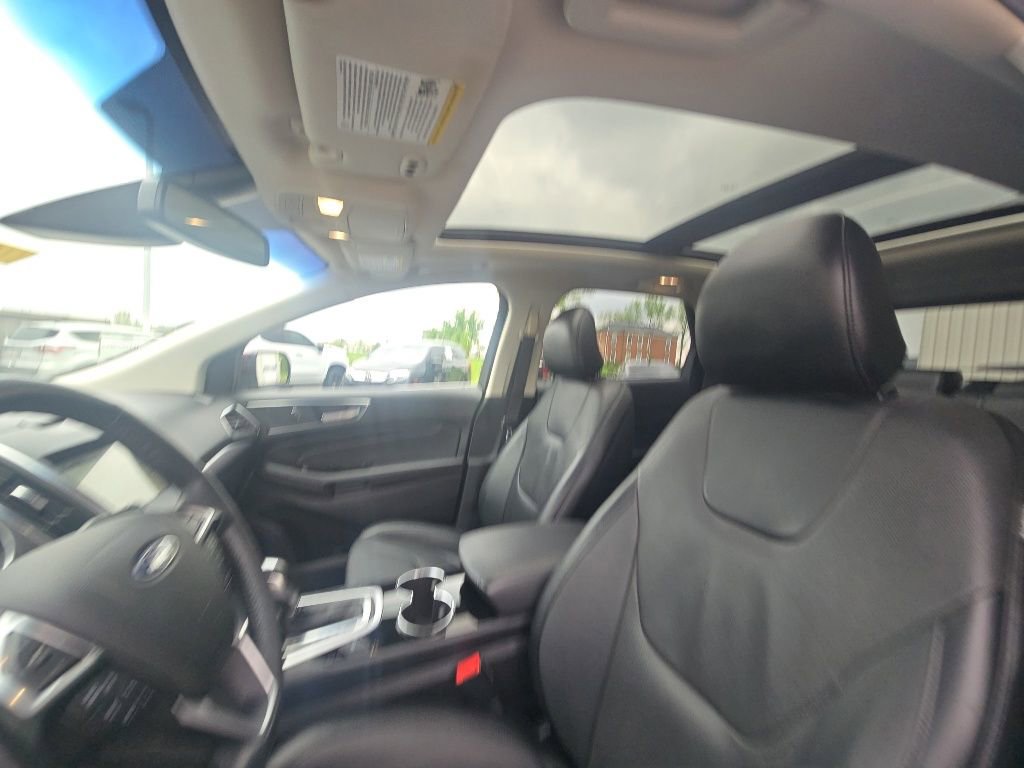Used 2018 Ford Edge Titanium w/ Equipment Group 302A AWD/4WD image 14