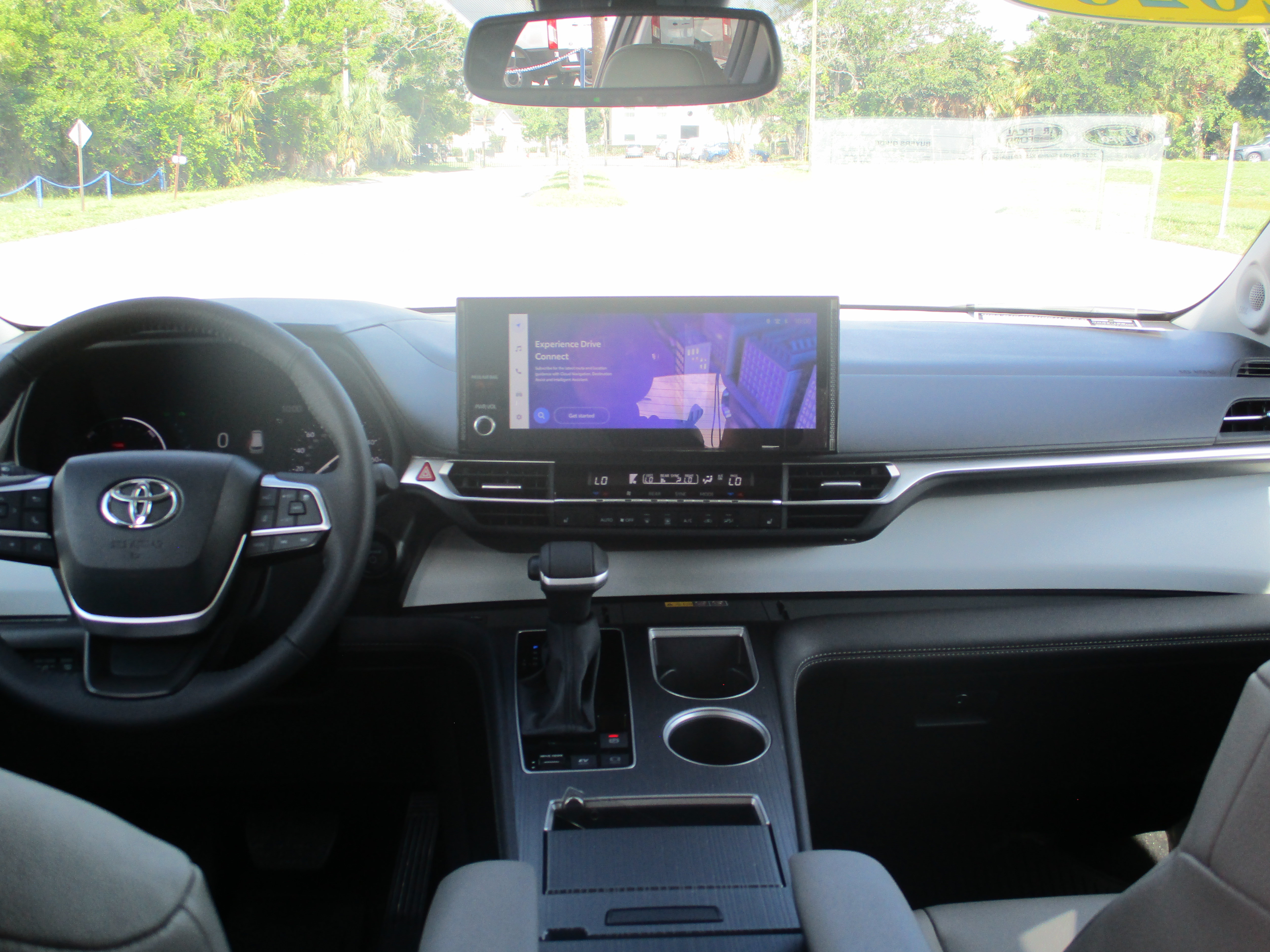Used 2026 Toyota Sienna XLE FWD image 21