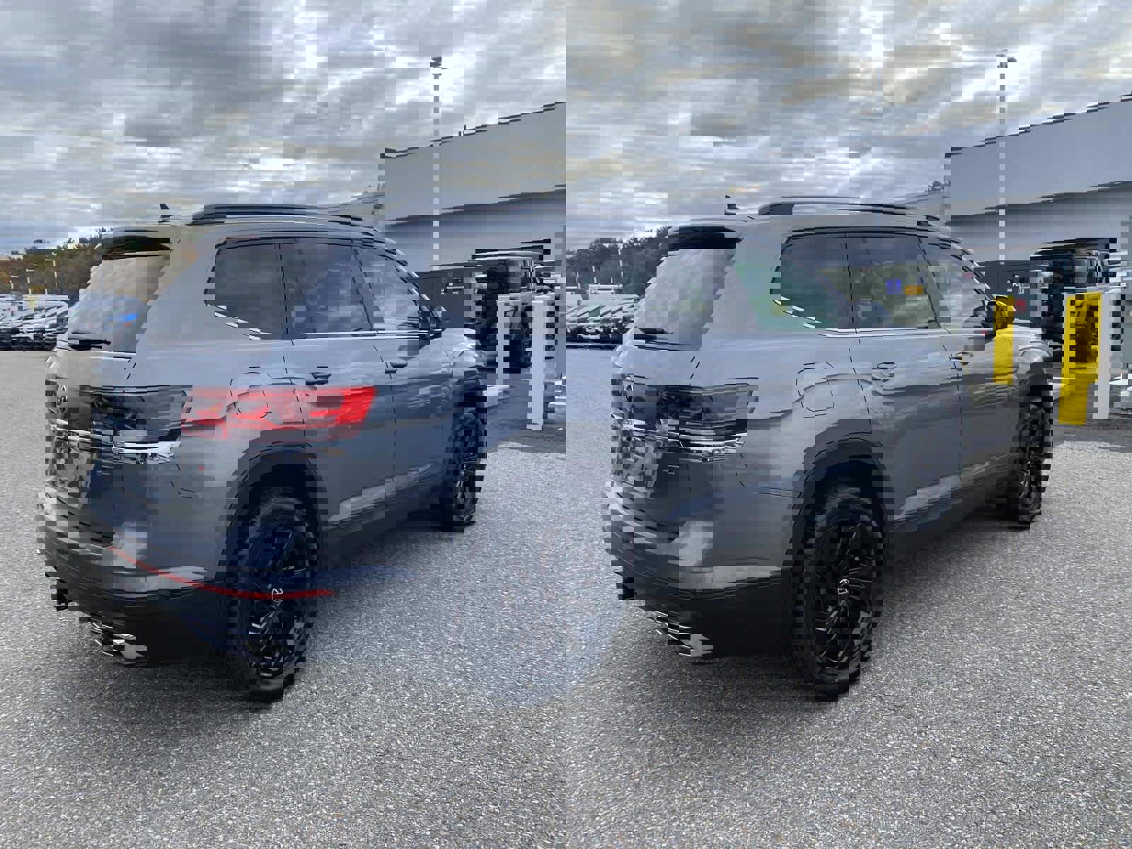 Used 2022 Volkswagen Atlas SE image 3