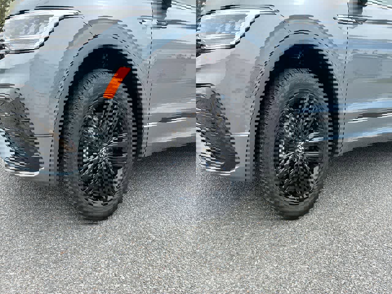 Used 2022 Volkswagen Tiguan SE R-Line image 32