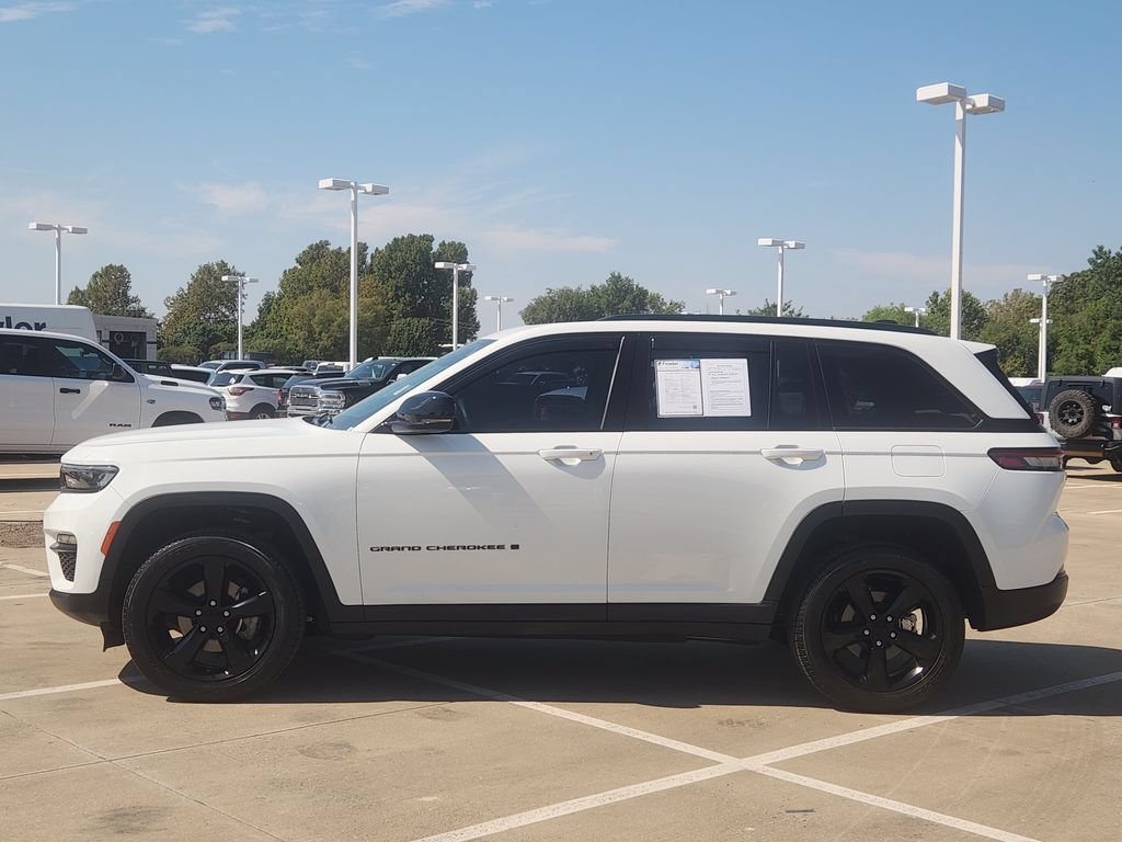 Used 2023 Jeep Grand Cherokee Limited w/ Black Appearance Package AWD/4WD image 8
