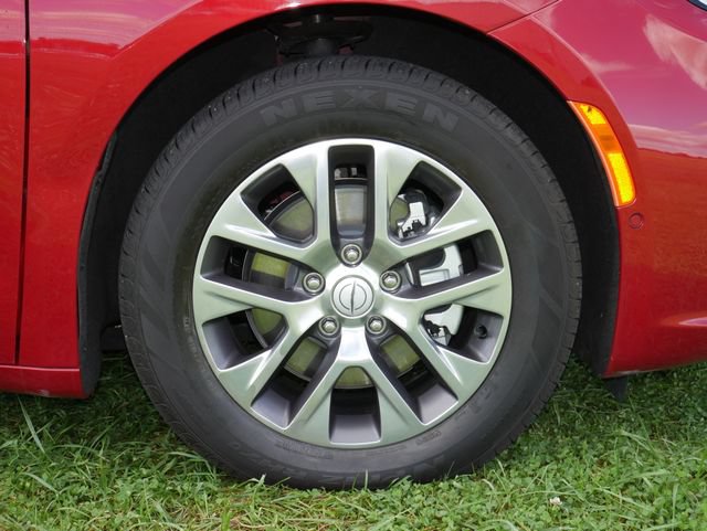 Used 2025 Chrysler Pacifica Pinnacle FWD image 13