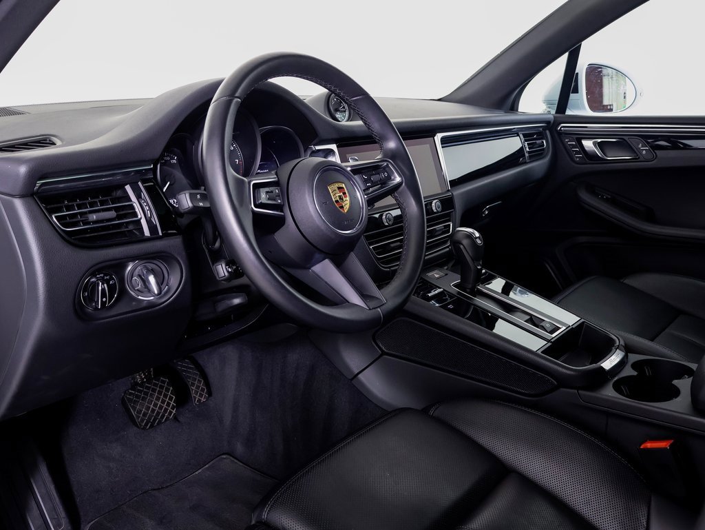 Used 2025 Porsche Macan image 4