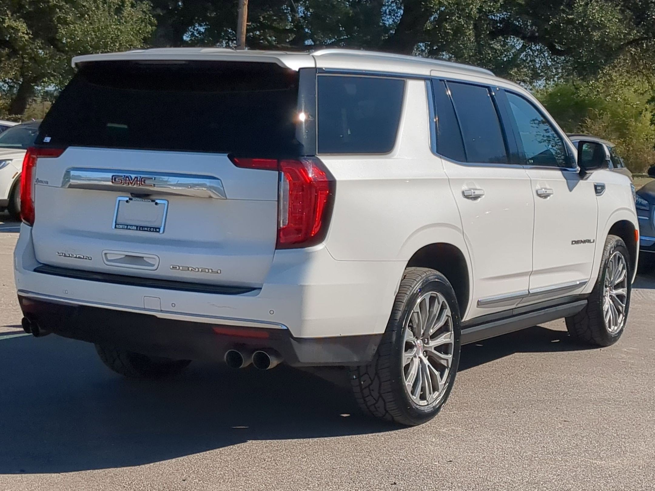 Used 2021 GMC Yukon Denali w/ Denali Premium Package image 3