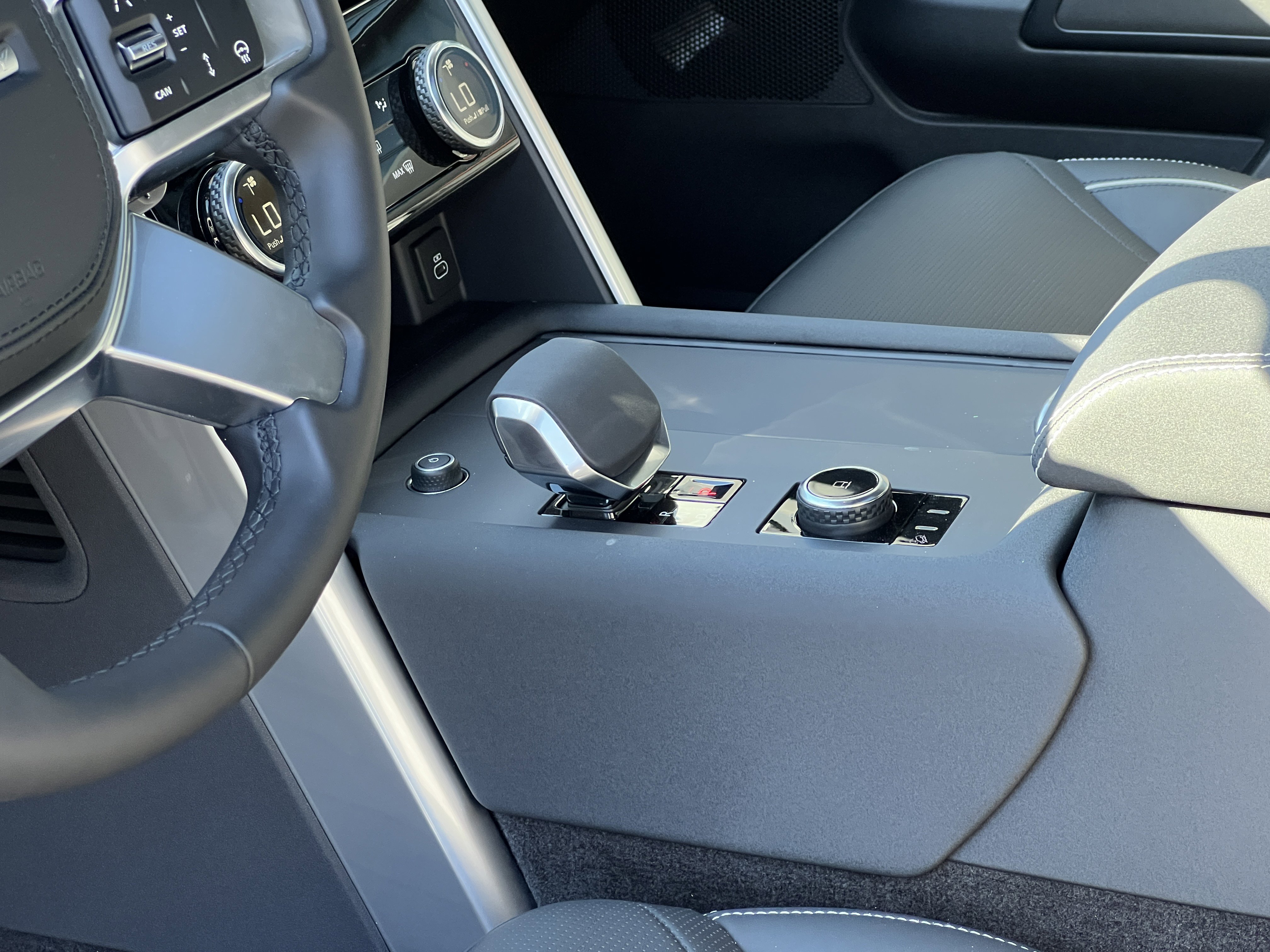 New 2024 Land Rover Discovery Dynamic SE image 22