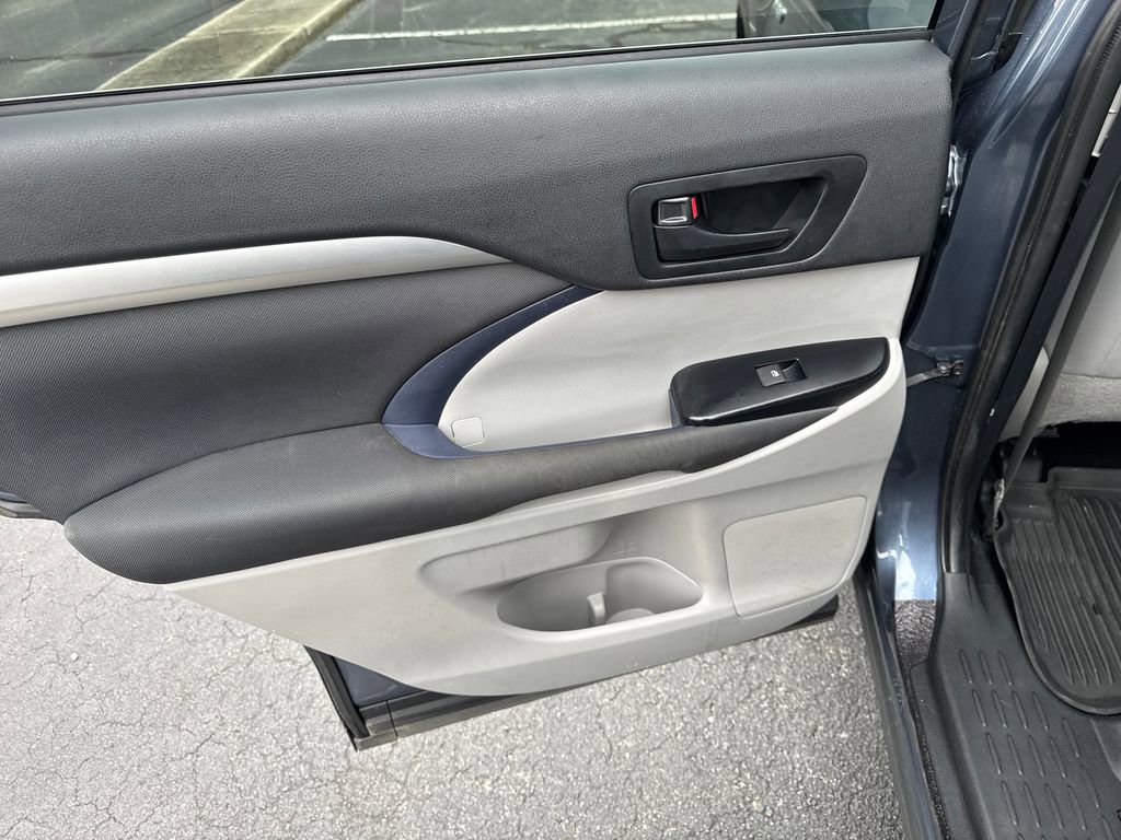 Used 2019 Toyota Highlander LE AWD/4WD image 31